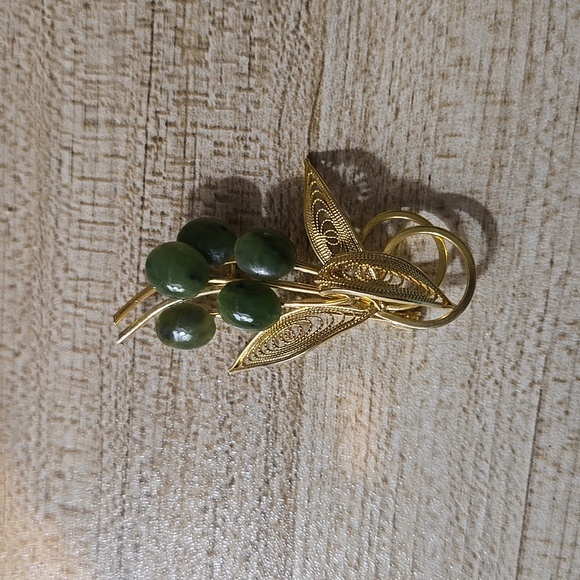 Jewelry - Vintage elegant Gold Tone Jade Flower Bouquet Brooch. Gold Tone Filigree 1960s